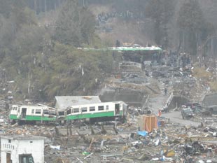 津波に押し流された電車
