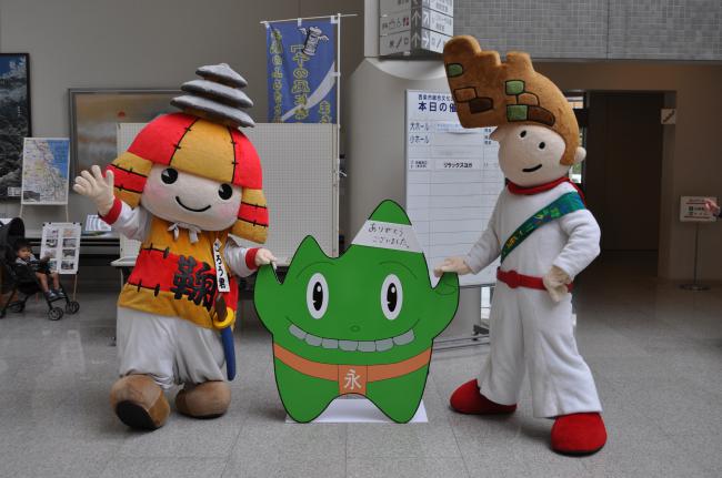 熊本県鞠智城のキャラクター「ころう君」と福岡県大野城市のキャラクター「大野ジョー」と永納山城跡のキャラクター「永納さん」の写真です