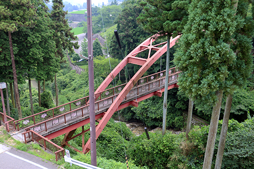 本谷公園の赤い橋