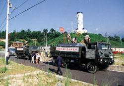 西条市から松山市・伊予市へ救援水を自衛隊が運ぶ写真