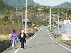 歩く参加者