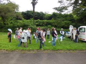 第2回自然観察会　講師のお話を聞いています