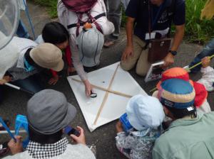 第2回自然観察会　小さい昆虫を観察しています
