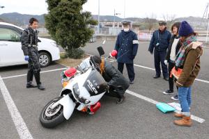 警察・ドライビングスクールコーナーの様子