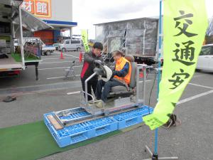 警察・ドライビングスクールコーナーの様子