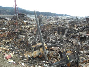 地震後の火災により甚大な被害を受けた鹿折地区