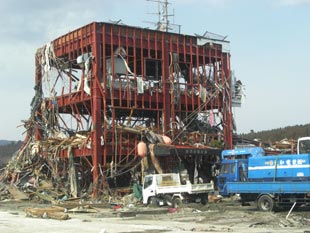 骨組みだけになった南三陸町防災対策庁舎