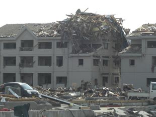 3階建て建物の屋根に残る津波の痕跡
