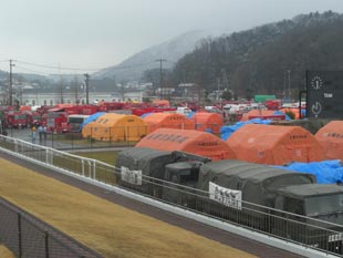 全国から集まった緊急消防援助隊と自衛隊（石巻市総合運動公園）