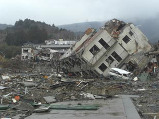 津波によって倒された鉄筋のビル