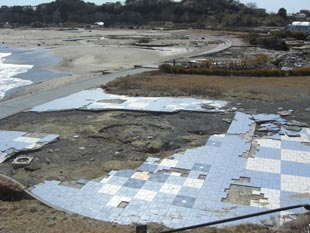 津波による被害を受けた松川浦海水浴場