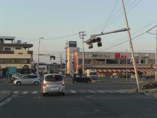 信号機が止まり危険な状態の交差点