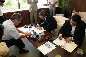 アサヒビール四国工場・アサヒ飲料四国支社との災害協定を締結の写真1枚目