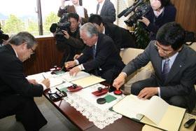 愛媛県石油商業組合西条支部・周桑支部との災害応援協定を締結の写真1枚目