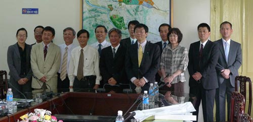 フエ市人民委員会の皆さんと（前列左から4番目がフエ市長）の写真