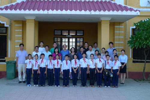 タウンウォッチングを実施したチュー・バン・アン中学校での記念撮影の写真