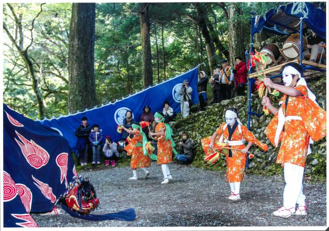 27入選（吉岡英雄）山里の祭り