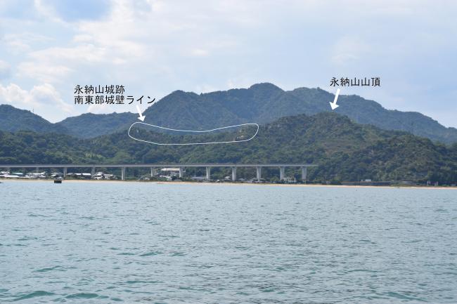 海上からみる永納山城跡の写真です