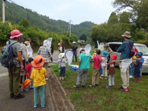 第2回自然観察会　講師のお話を聞いています