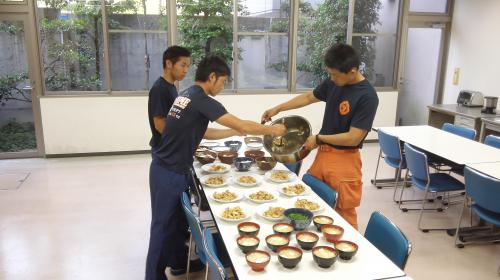 職員で配膳する