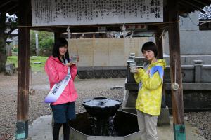 嘉母神社でうちぬき水体験