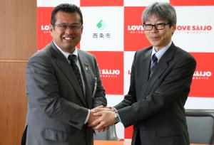 佐伯西条高等学校長と玉井市長の握手