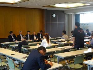 参加者を含めた意見交換の様子　1
