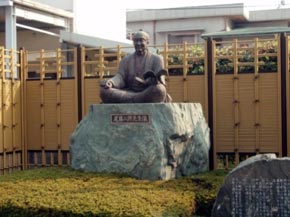 尾藤二洲先生の銅像の写真
