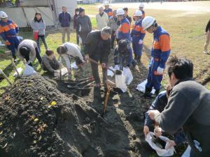 地元消防団が指導する土のう作成訓練