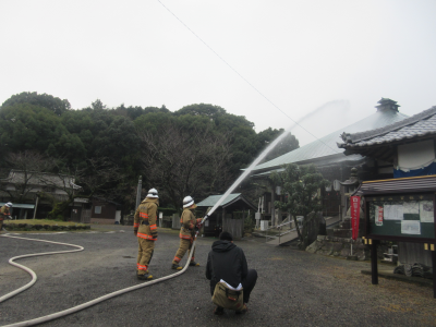 本堂に向かって放水