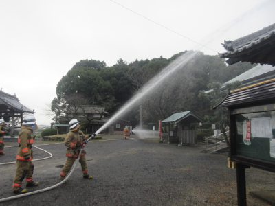 本堂に向かって放水2