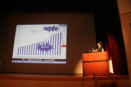 学会員による研究成果発表の写真