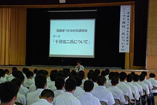東予高校の講演会の写真1