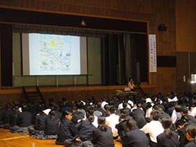 丹原高校の講演会の写真1