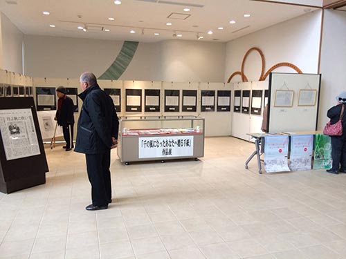 西条図書館における作品展の写真