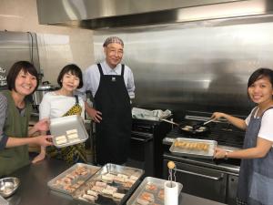 市民の方と一緒にベトナム料理