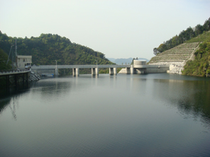 志河川ダム（丹原町志川）の写真
