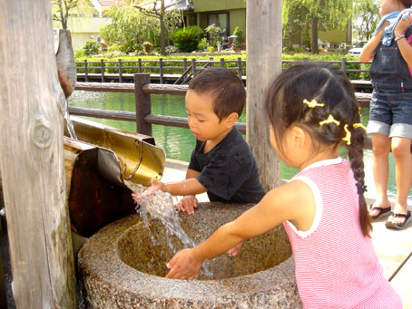 西条市総合文化会館横の水飲み場の写真