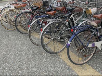JR伊予西条駅の駐輪場にて点字ブロックの上に自転車が駐輪されている写真