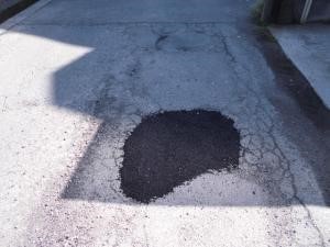 道路を補修した後の写真になります。穴があった箇所に補修材を入れることで補修しています。