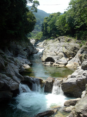 劈巌透水路のある中山川渓谷の写真