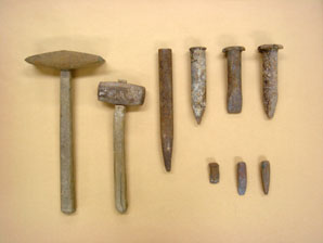 現代の石工（いしく）の道具の写真