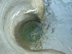 中山川渓谷にある甌穴（おうけつ）の写真