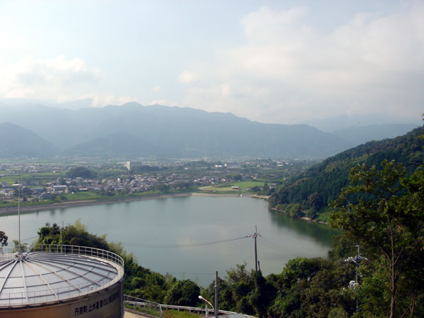 愛ノ山から「兼久の大池」を望む（丹原町高松）写真