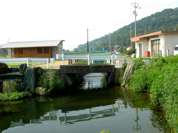 掛井手終点＝兼久の大池（丹原町高松）の写真