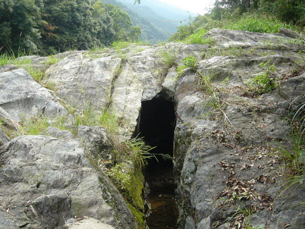 越智喜三左衛門が造った劈巌透水路（丹原町来見）の写真