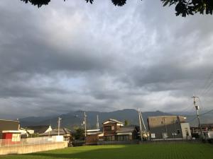 家の周りを一周散歩する山の景色