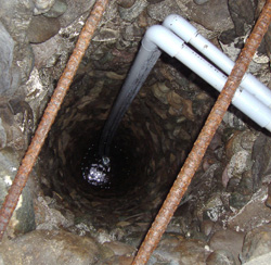 掘井戸　地下内部（空石積み）の写真