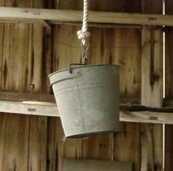 釣瓶桶（ブリキ製）の写真