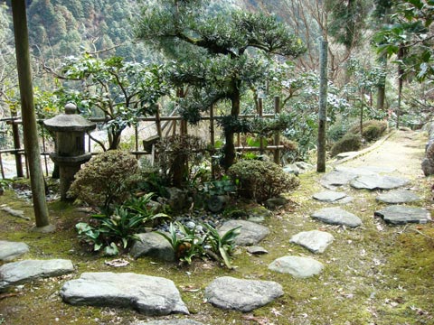 極楽寺 三帰庵（さんきあん）の蹲踞（つくばい）の中にある水琴窟